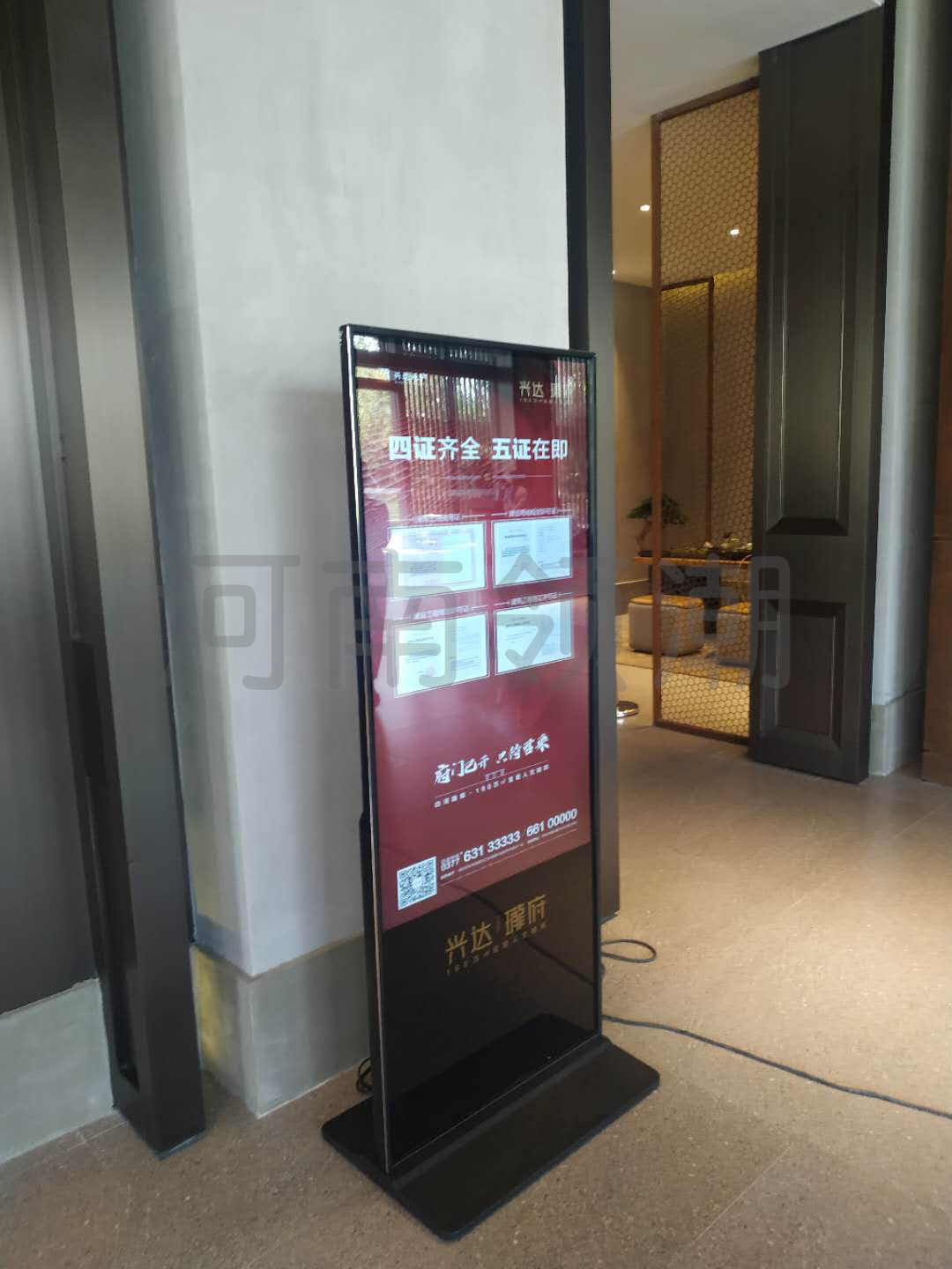 我公司為南陽某房地產(chǎn)公司安裝廣告機55寸